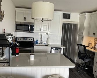 A pristine condo on the bay that comes with beautiful sunsets. - Stone Harbor - Cocina