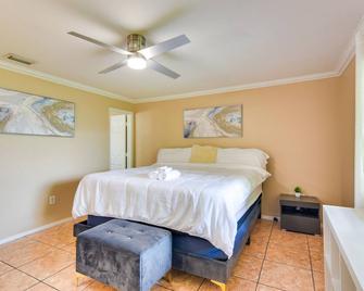 Opa-locka Townhome, 15 Mi to Miami Beach! - Opa locka - Bedroom