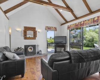 Waimea Cottage - Waikanae Holiday Home - Waikanae - Living room