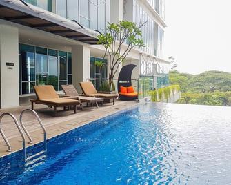 Fancy and Nice 1BR at Brooklyn Alam Sutera Apartment By Travelio - South Tangerang City - Piscina