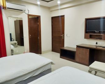 Bodhgaya Seven Inn Hotel n Restaurant - Bodh Gaya - Ložnice