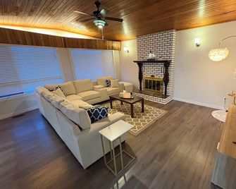 3 bed /2 Bath family- friendly upper suite in college heights - Prince George - Living room