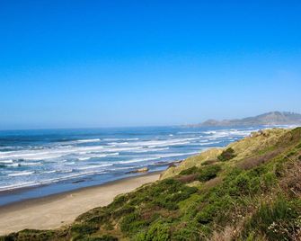 Oceanfront Home with Ocean Views - Walking Distance to Eateries and Shops - Newport - Beach