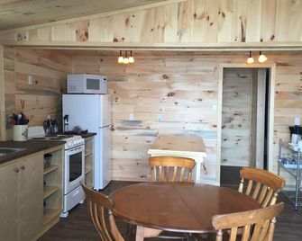 Clear Water -Rustic Waterfront 2 Bedroom Cabin - Milford - Dining room