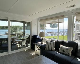 Tom Charles Goat Island Fishing Retreat - Summerton - Living room