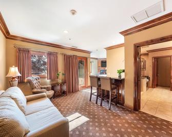 Stock Farm Inn - Hopland - Living room