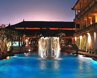 Febri's Hotel & Spa - קוטה - בריכה