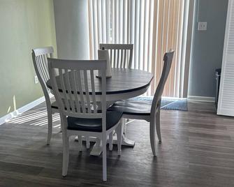 Charming 3-bedroom townhome with AC and WiFi in Greensburg - Greensburg