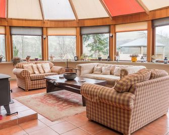 Large country house with outdoor hot tub and BBQ house and lovely gardens. - Хоїк - Вітальня
