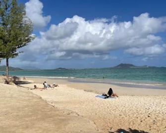 Cool retreat at the entrance to Lanikai-Very Close to Beach-3 Primary Bedrooms - Kailua - Playa