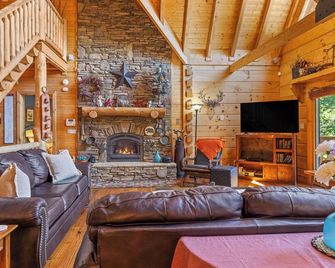 Copper Canyon - Luxury Lodge located on Private Lake - Cleveland - Living room