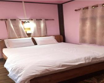 Ruenmai Homestay Lahansai - นางรอง - ห้องนอน