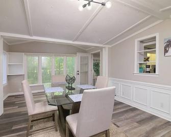 Cozy Party House in the woods - Waxhaw - Comedor