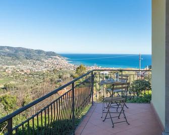 Beautiful villa for 6 people with WIFI, TV, balcony, pets allowed and parking - Costa d'Oneglia - Balcón