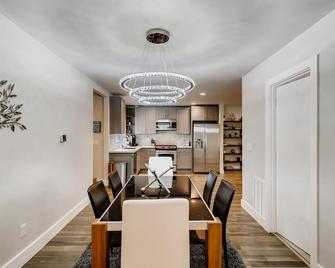 Gorgeous, Contemporary 4 Bdrm / 2 Bath Home - Tukwila - Dining room