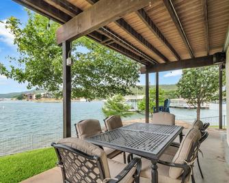 5 minute boat ride to Hell's Gate, Open Concept Waterfront Lake Home - Graford - Patio