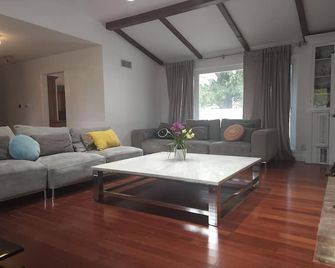 Beautiful large fenced property with sparkling pool - Los Angeles - Living room