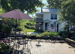 Luxury Carriage House Apt. - Walk And Bike To Everything! Historic South End Btv - Burlington - Patio