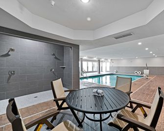 Country Inn & Suites Bloomington-Normal Airport - Bloomington - Pool