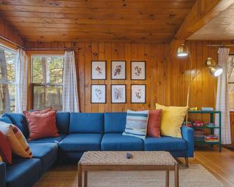 Waterfront Birch Cabin near Saratoga, Lake George - Corinth - Living room
