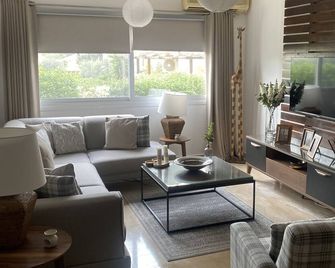 Luxury Apartment with large entertaining terrace and private garden. - Lápithos - Wohnzimmer