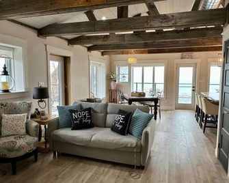 Waterfront Beach House - Deck, Bbq & Private Beach - Cayuga - Living room