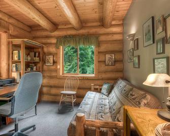 Bonny Sky Lodge- Private Riverfront Log Cabin W/ Mountain View, Hot Tub, Generator Backup! - Gold Bar - Living room