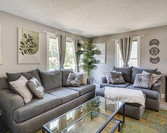 Minneapolis Home Mins From US Bank Stadium and More - Golden Valley - Living room