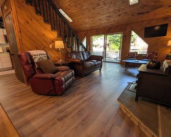 Hideout large family chalet updated with pool table, darts, poker table & more! - Hamlin - Salon