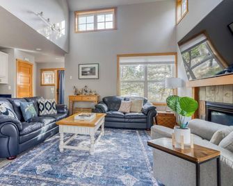 Pacific Citys Beach Out Your Back Door from this Elegant, Single-Level Beauty! - Pacific City - Soggiorno