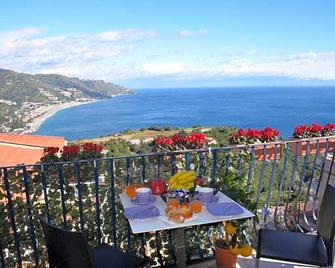 Athena Charming Rooms - Taormina - Balcón