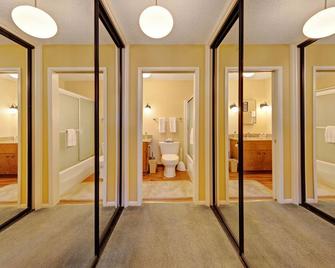 Lovely oceanfront condo with sweeping water views, & balcony - Lincoln Beach - Habitación