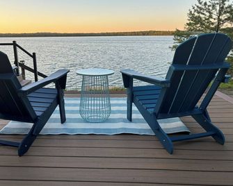 Lakefront cottage, kayaks, fire pit, AC, WiFi, deck, 140ft private frontage. - Honor - Balcón