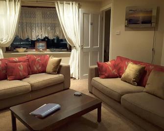 2 Bed Apartment 2 Mins Walk Away From the Beach! - Montrose - Living room