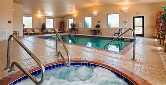 Best Western Golden Prairie Inn & Suites - Sidney - Zwembad