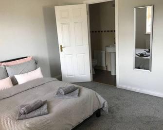 Portrush - 3 Bed - 2 Bath - Parking - Pet Friendly - Portrush - Slaapkamer