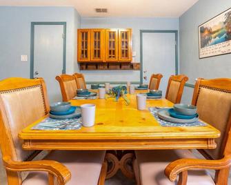 Family home sleeps 10! Private yard & king beds! - Dallas - Salle à manger