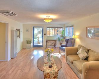 Old Town with private garden: quiet, spacious, CLEAN! - Alburquerque - Sala de estar