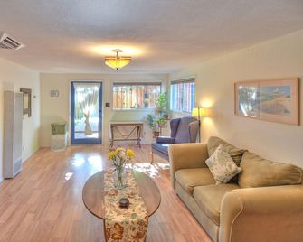 Old Town with private garden: quiet, spacious, CLEAN! - Alburquerque - Sala de estar
