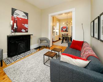 Updated Home In Vibrant Five Points Neighborhood - Walk To Downtown Denver - Denver - Living room
