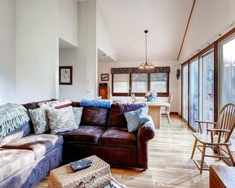 Sweet Life - Vermont Chalet - 6 Person Indoor Hot Tub - 15 Min To Killington 3 Bedroom Home by RedAwning - Pittsfield - Sala de estar