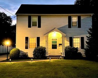 Charming Colonial Home - Binghamton - Building