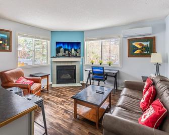 Mountain View Cozy 2-Storey Chalet, 2 Br , 1.5 Bth, Hot Tub, Bbq - Harvie Heights - Living room