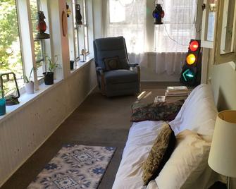 Cozy 1 1/2 bedwaterfront townhome in charming Newport with WiFi , fire pit - Newport - Sala de estar
