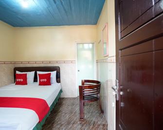 OYO 927 Carina Hotel - Mojokerto - Habitación