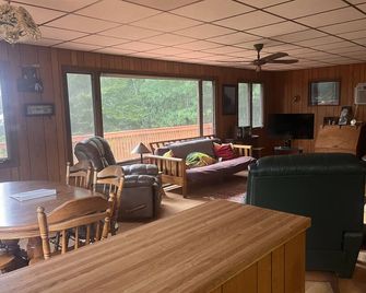 Sweet Retreat Cabin on Crane Lake with onsite parking and Air Conditioned! - Crane Lake - Living room