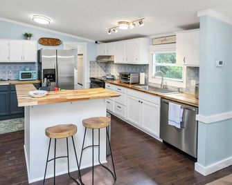 Modern and Peaceful- 3 bedroom Winnsboro Great North Lakehouse - Winnsboro - Kitchen