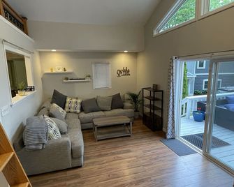 Lake Front Chalet - Queensbury - Soggiorno