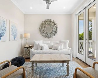 Walk to Inlet Beach Family Retreat w Bikes Patio Pet Friendly - Rosemary Beach - Living room