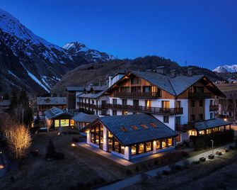 Montana Lodge & Spa, by R Collection Hotels - לה תווילה - בניין